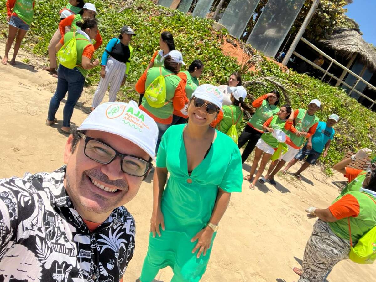 SEMA e AJAs participam de ação de limpeza voluntária na praia da Taíba